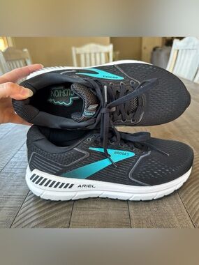 Brooks Ariel 20 Running Shoes Women’s Size 8.5 (2E extra wide)
NWOT